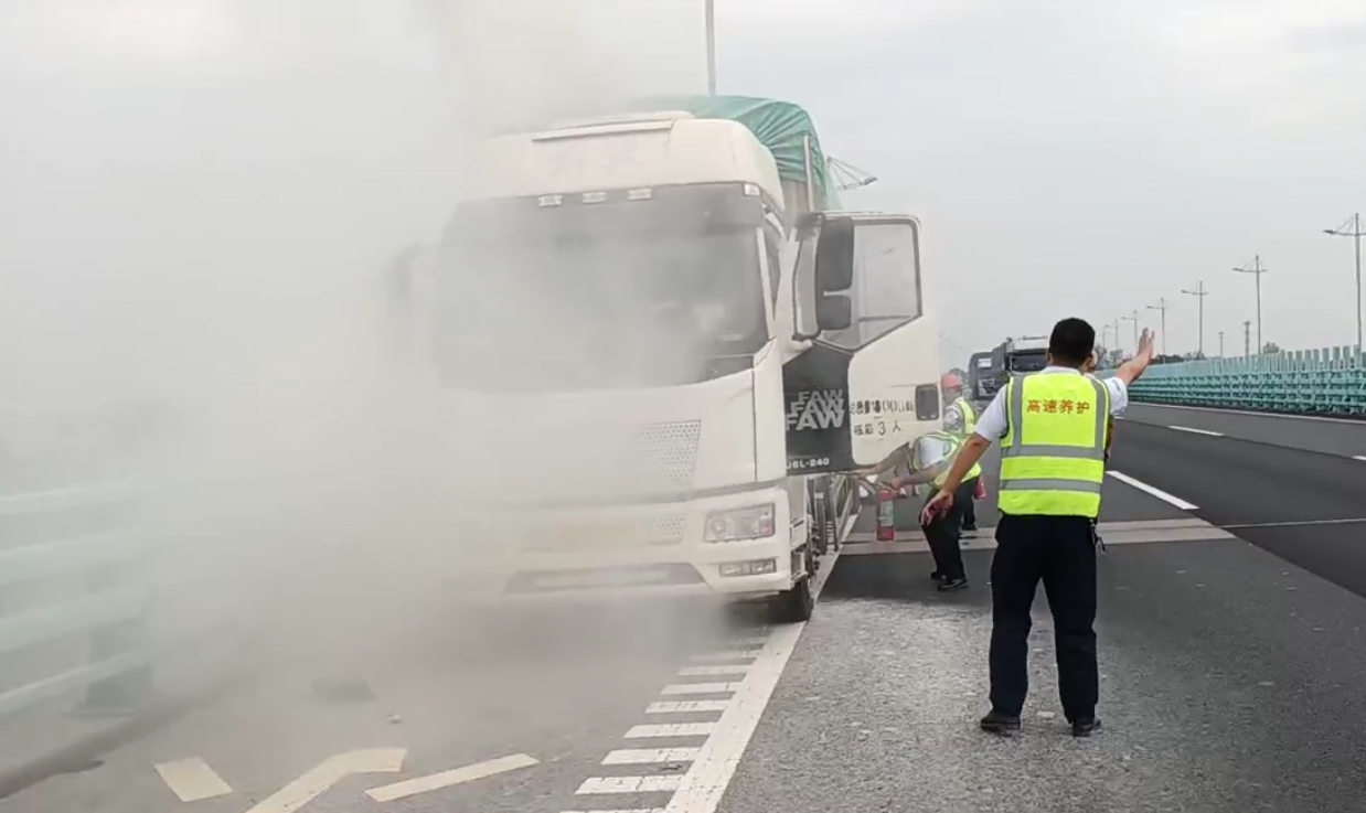 基层动态 | 九江二桥成功扑救起火货车